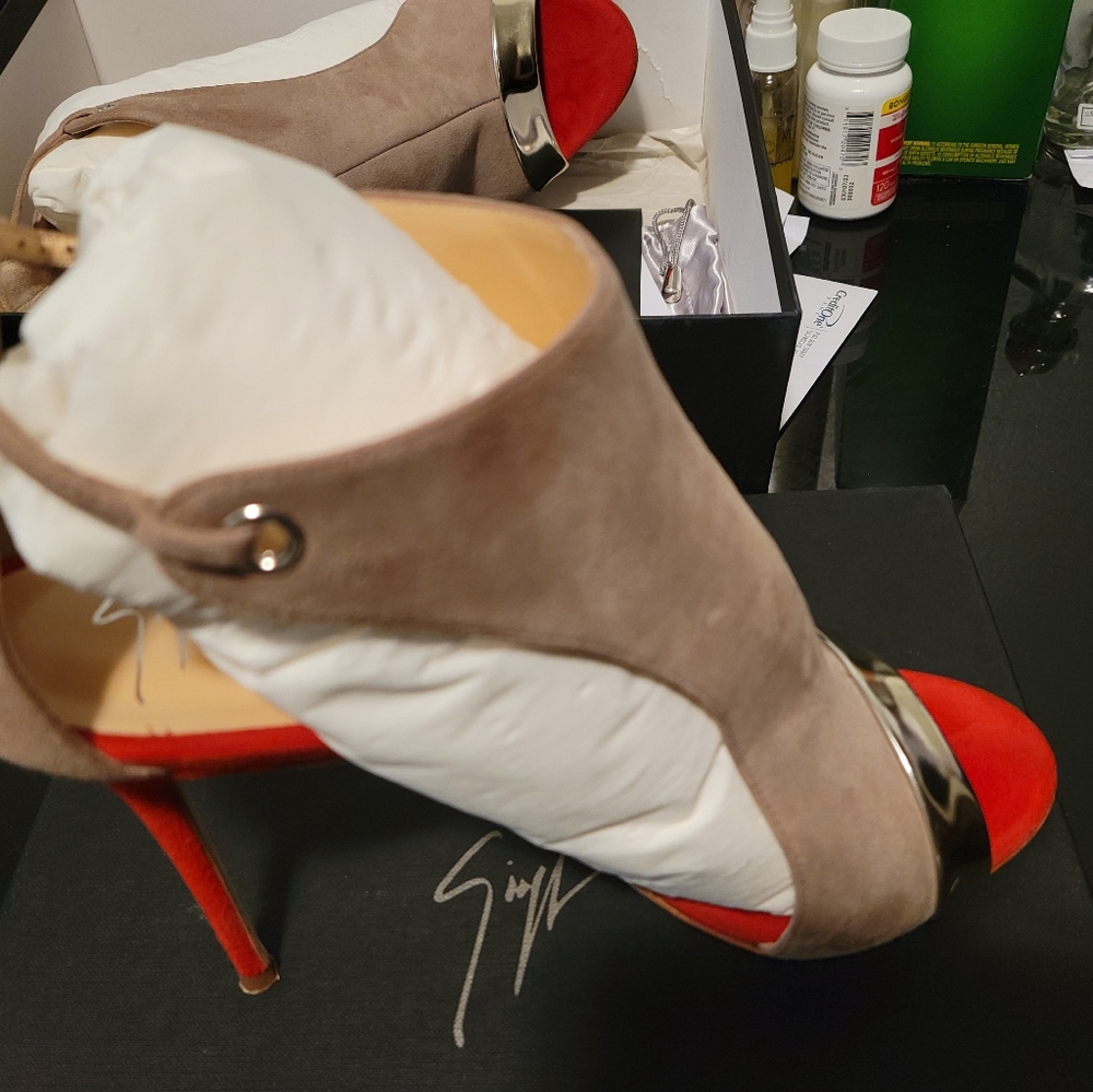 Heels - Picture 3 of 4